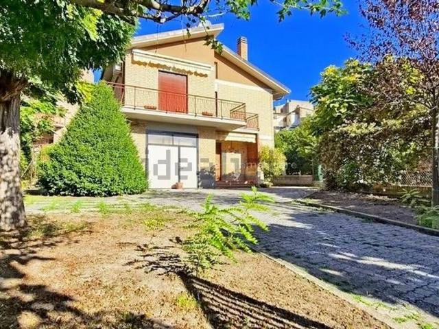 Villetta indipendente in vendita di 206 m² in Via D. de Caesaris