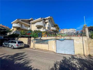Villetta indipendente in vendita di 206 m² in Via degli Equi