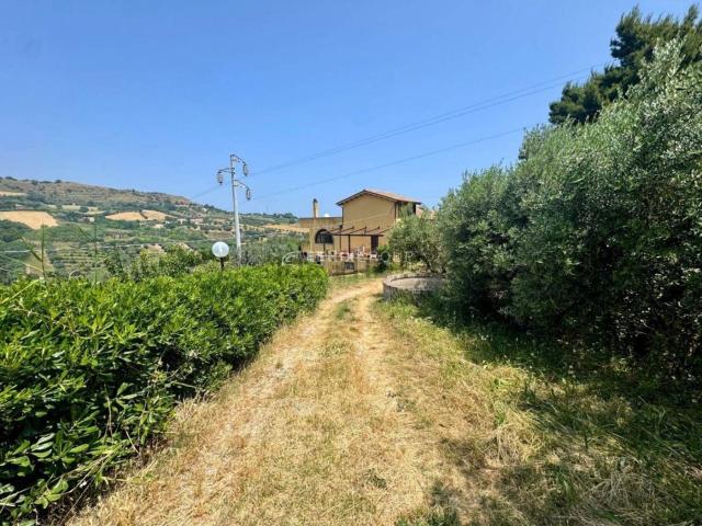 Villetta indipendente in vendita di 207 m² in Contrada Monterenzo, 14