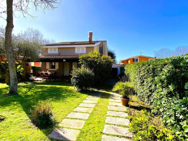 Villetta indipendente in vendita di 208 m² in Via di Cavallo Morto