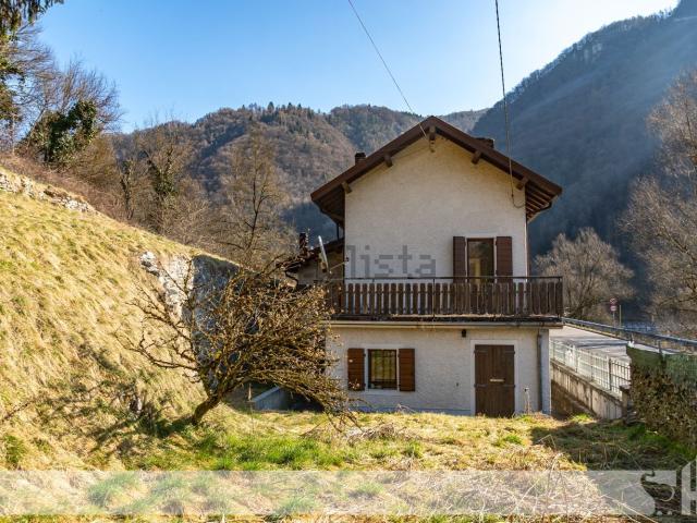 Villetta indipendente in vendita di 208 m² in Via Iᴼ Maggio