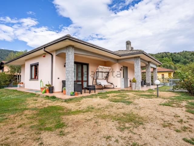 Villetta indipendente in vendita di 210 m² in Via A. Manzoni, 309