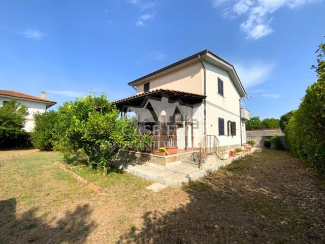 Villetta indipendente in vendita di 210 m² in Via G.Donizetti, 23
