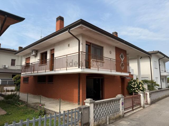 Villetta indipendente in vendita di 210 m² in Via Guglielmo Marconi