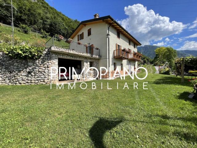Villetta indipendente in vendita di 210 m² in Via Guido Lodron