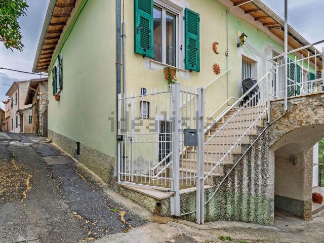 Villetta indipendente in vendita di 210 m² in Via degli Alpini, 9