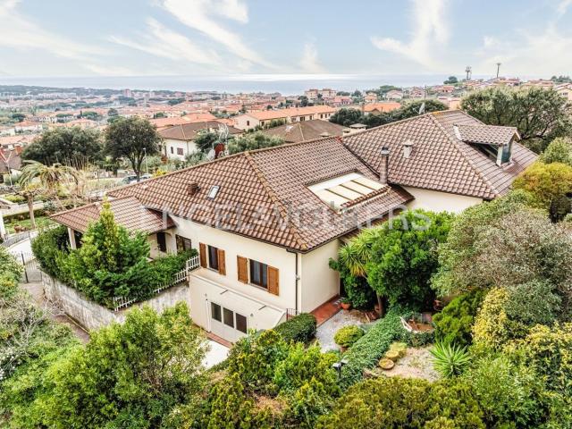 Villetta indipendente in vendita di 210 m² in Via del Belvedere, 22