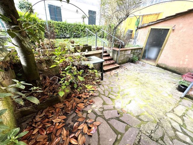 Villetta indipendente in vendita di 210 m² in Via del Bisenzio