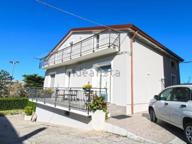 Villetta indipendente in vendita di 210 m² in Via Elpidiense, 55
