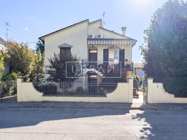 Villetta indipendente in vendita di 210 m² in Via Fratelli Basini, 57