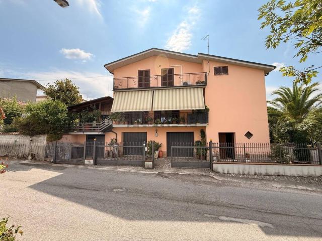 Villetta indipendente in vendita di 210 m² in Via I Maggio, 31