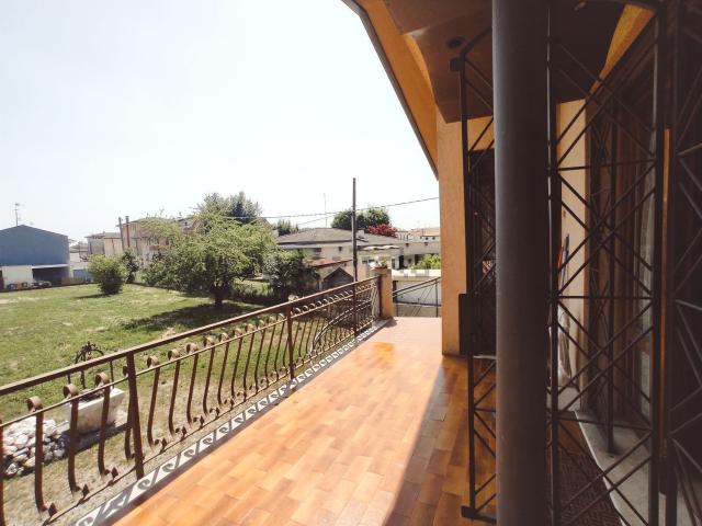 Case e ville in vendita di 210 m² in Via Luigi Zambianchi