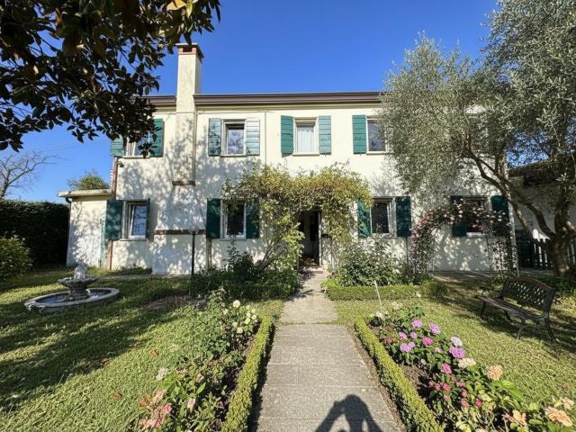 Villetta indipendente in vendita di 210 m² in Via Moia