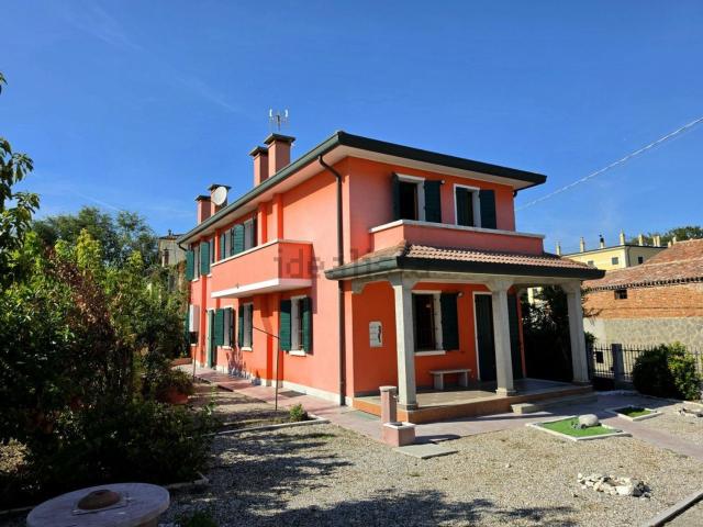 Villetta indipendente in vendita di 210 m² in Via Municipio