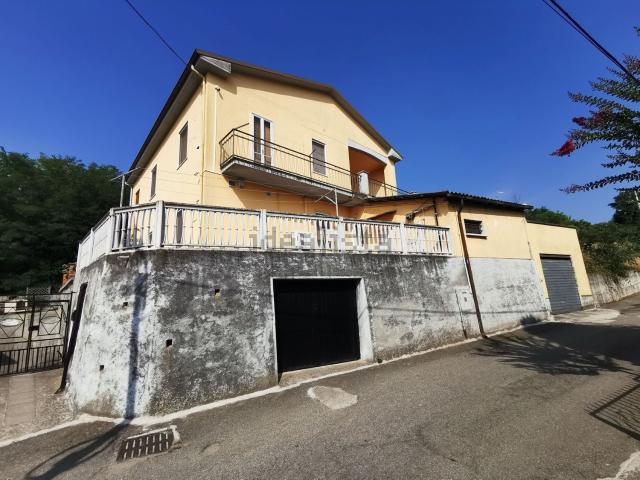 Villetta indipendente in vendita di 210 m² in Via Roggia, 2