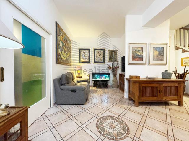 Villetta indipendente in vendita di 210 m² in Via U. Giordano