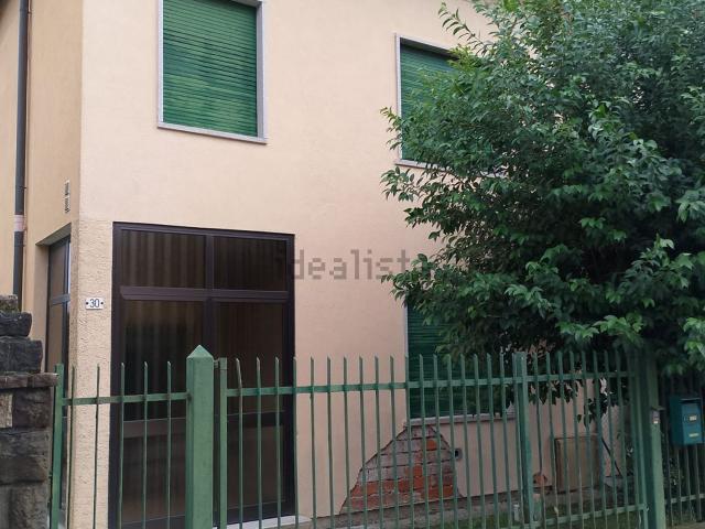 Villetta indipendente in vendita di 211 m² in Via Foppe