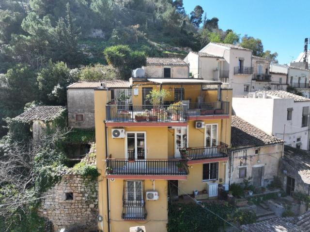 Villetta indipendente in vendita di 211 m² in Via Monserrato, 1121