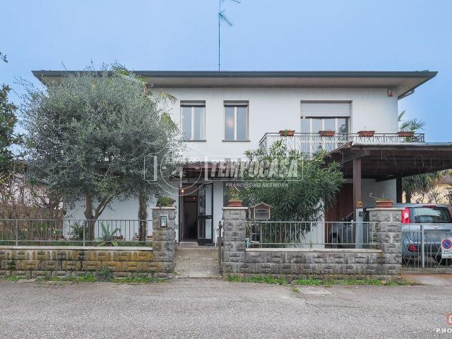 Villetta indipendente in vendita di 211 m² in Via Vittoria Maria Nenni