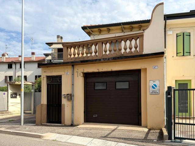 Villetta indipendente in vendita di 211 m² in Piazza del Popolo, 1