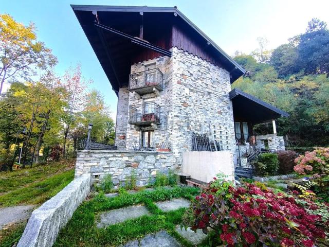 Villetta indipendente in vendita di 212 m² in Via Alpe Pala