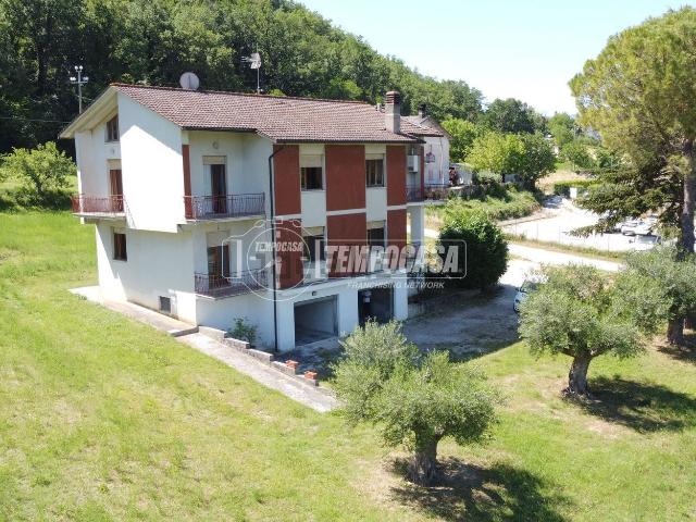 Villetta indipendente in vendita di 212 m² in Contrada Pianibianchi, 41