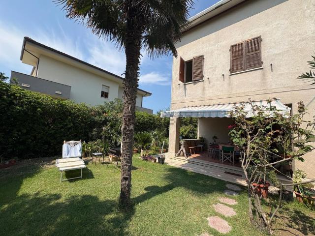 Villetta indipendente in vendita di 212 m² in Strada Statale 16 Adriatica