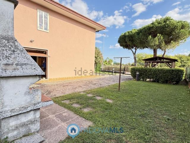 Villetta indipendente in vendita di 213 m² in Via Montà