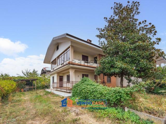 Villetta indipendente in vendita di 213 m² in Via Rocca Provenzale