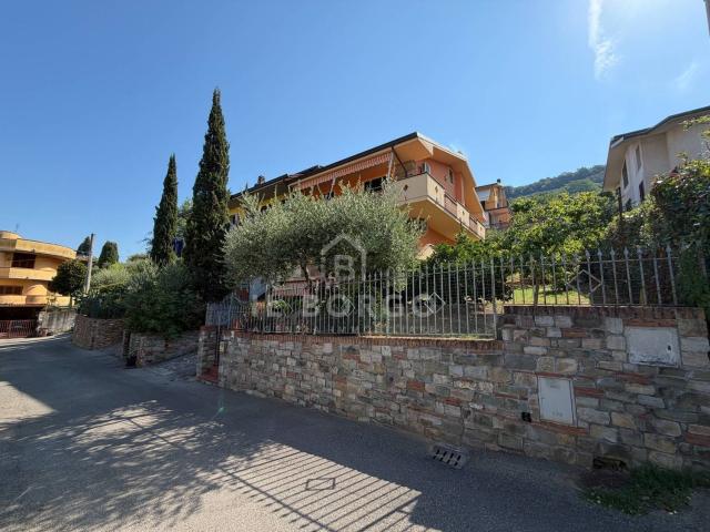 Villetta indipendente in vendita di 214 m² in Via dei Gobbi
