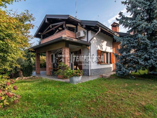 Villetta indipendente in vendita di 214 m² in Via Monte Grappa