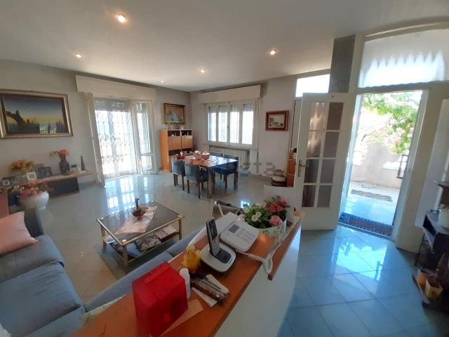 Villetta indipendente in vendita di 214 m² in Viale Madrid