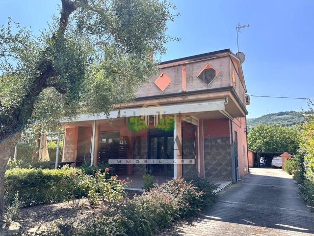 Villetta indipendente in vendita di 214 m² in Contrada Piane Tronto, 34