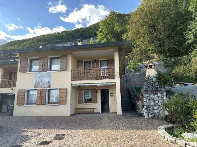 Villetta indipendente in vendita di 214 m² in Località alle Rosse, 81