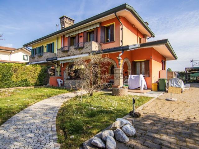 Villetta indipendente in vendita di 215 m²