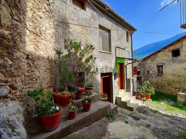 Villetta indipendente in vendita di 215 m² in Via castrilli