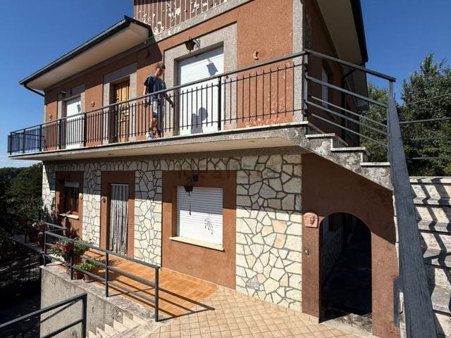 Villetta indipendente in vendita di 215 m² in Via della Resistenza, 81