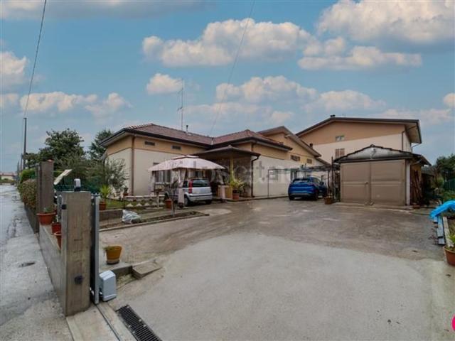 Villetta indipendente in vendita di 215 m² in Via Vial di Lares
