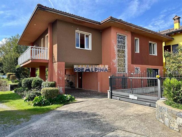 Case e ville in vendita di 216 m² in Via Monte Beio, 30