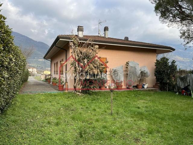 Villetta indipendente in vendita di 216 m² in Via Montebello, 1