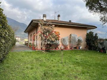 Villetta indipendente in vendita di 216 m² in Via Montebello, 1