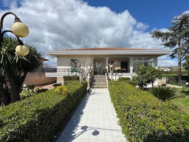 Villetta indipendente in vendita di 216 m² in Contrada Sant&apos Elena Pizzilli