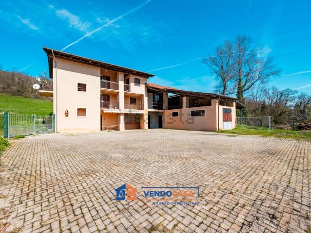 Villetta indipendente in vendita di 216 m² in Frazione cornati