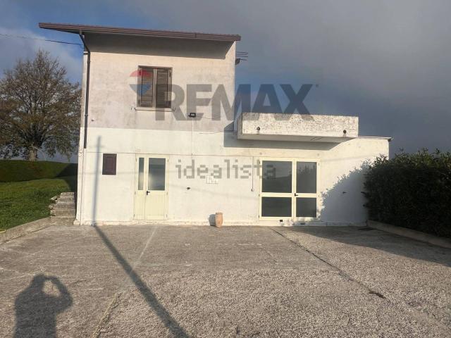 Villetta indipendente in vendita di 217 m² in Contrada Crocella