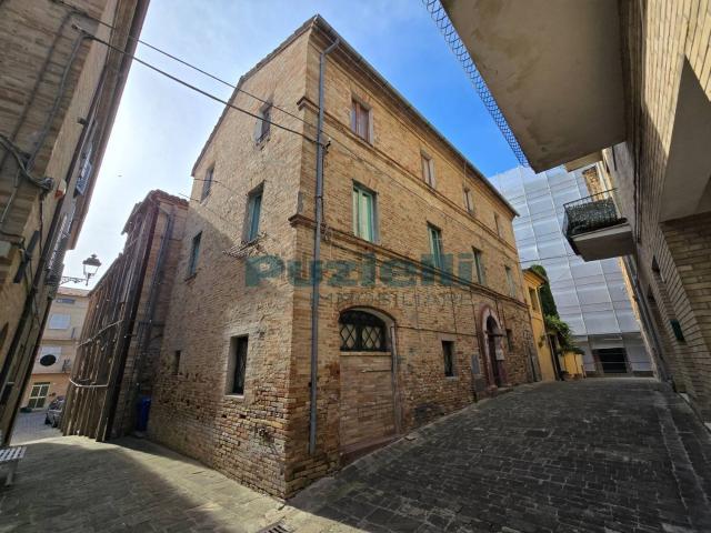 Villetta indipendente in vendita di 219 m² in Via Astolfi, 1