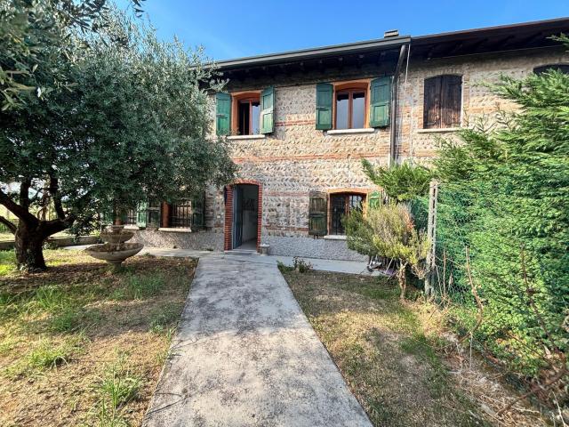 Villetta indipendente in vendita di 220 m² in Via 3 Ponti