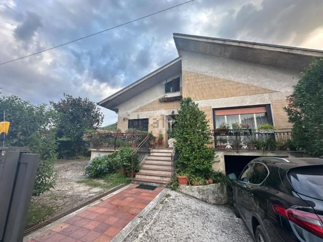 Villetta indipendente in vendita di 220 m² in Via Caira, 121