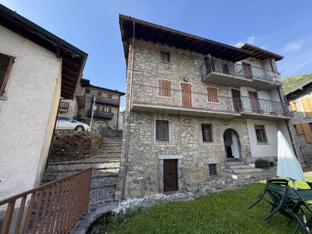 Villetta indipendente in vendita di 220 m² in Via Cantoni, 14