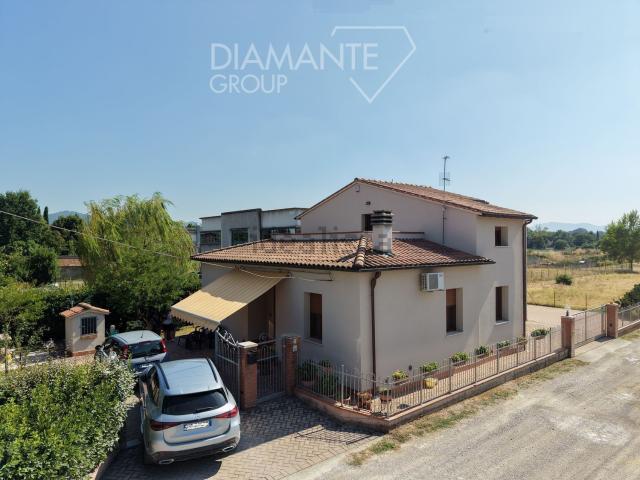 Villetta indipendente in vendita di 220 m² in Via Castiglionese