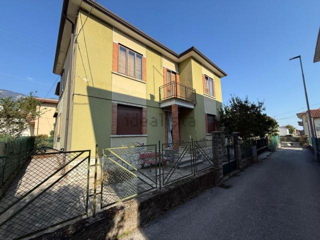 Villetta indipendente in vendita di 220 m² in Via Cesare Battisti, 16